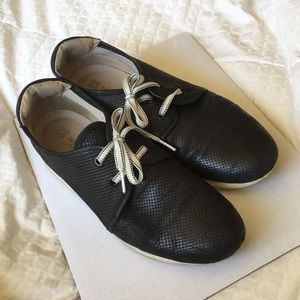 Black Naturalizer walking shoes.